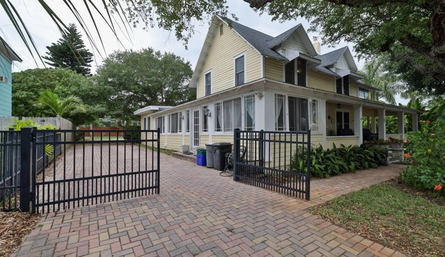 Historial Home located 2 blocks from Flagler - 2/1 upstairs apartment