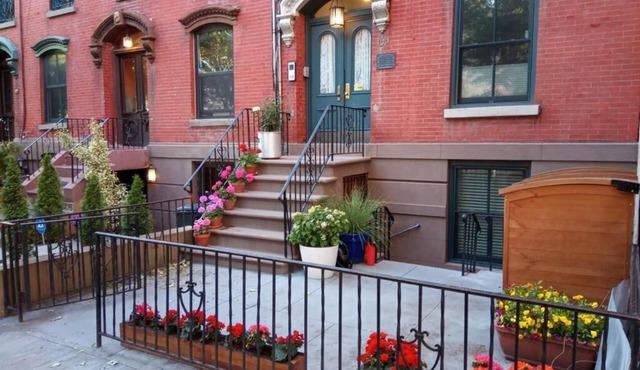Historic 1869 Brownstone apartment 15 min to NYC downtown
