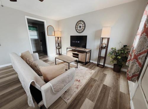 Historic 1BR Apt 2 Queen Beds Near VSU & SGMC