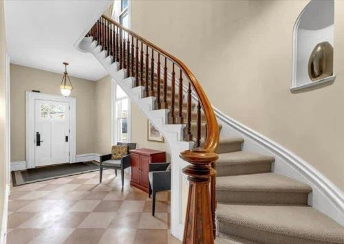 Historic Charm Modern Luxury Free Parking