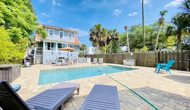 Historic Courtyard Cottage with Pool, 1 block to Flagler Ave! Sleeps up to 10