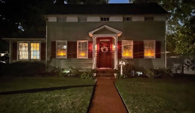 Historic home! Minutes to the beaches, Babylon Village, short train ride to NYC!