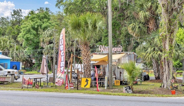 Historic Lake Weir Bungalow - Pets Welcome