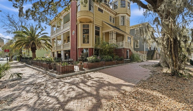 Historic Victorian Mansion, many original features, great walkable area