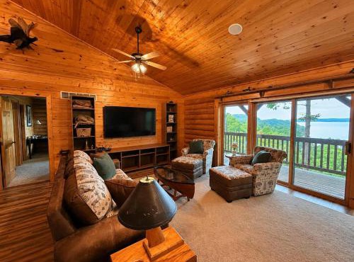 Hollow Tree Lodge with Game Room in Roach