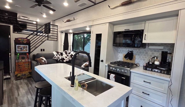 Home Sweet Home RV: Sleeps 8 at River Ranch 146