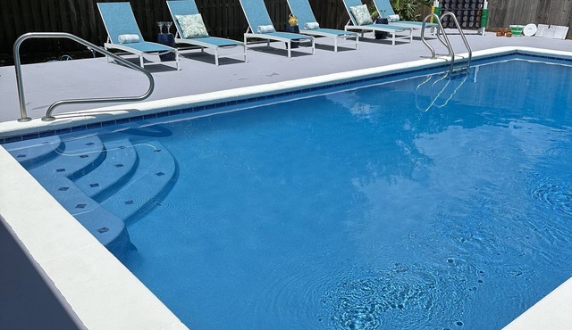 Home with Pool minutes from Downtown and the Bay!