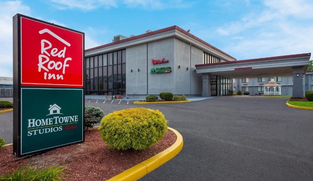 HomeTowne Studios by Red Roof Painted Post