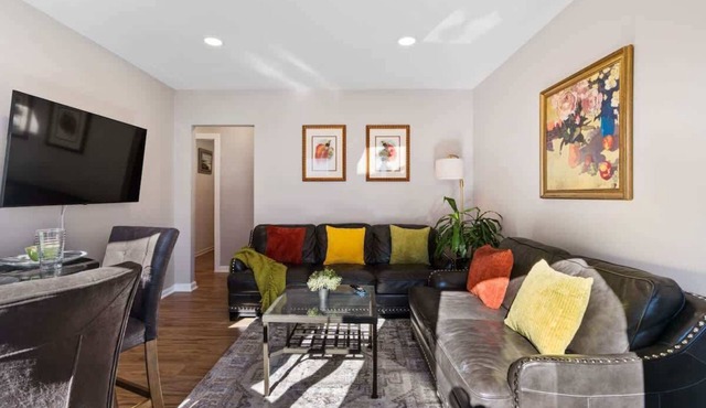 Homey 4BR w Parking, near NYC
