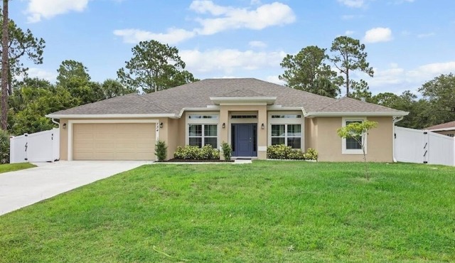 HOT NEW LISTING! Castaway Pool Home, close to river dining and beaches.