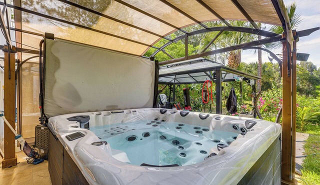 Hot Tub, Sauna, Patio Bar! Wellington with Horses!