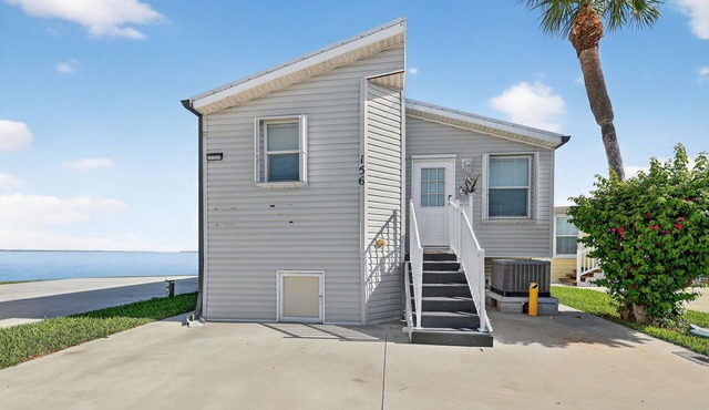 House on Seawall in Jensen Beach