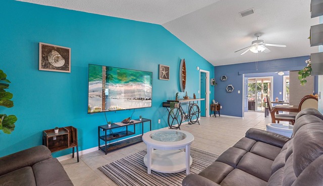 House with outdoor pool and jacuzzi with canal to the ocean, kayaks, bicycles