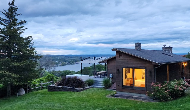 Hudson River/Catskill Mtn Views 2 Bdrm Contemporary, Hudson NY