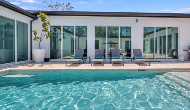 Huge Family Retreat w/Heated Pool & Games
