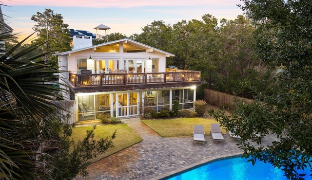HUGE Private Pool & Yard! LSV, Bikes! Easy Walk to Beach! Pet Friendly!