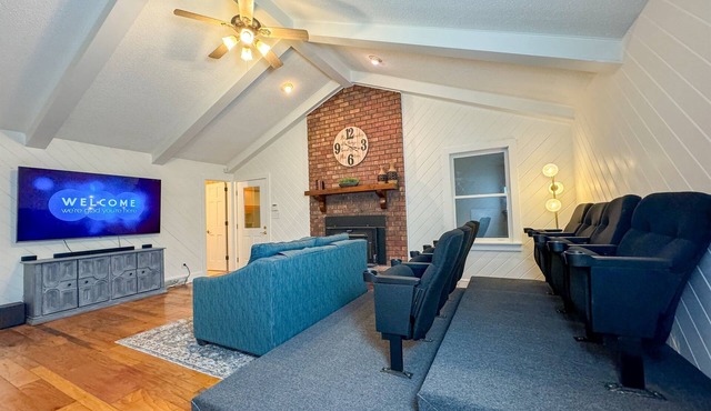 HUGE Theater Room~ Private Farm Stay- Sleeps 10