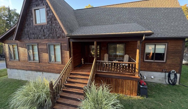 Immaculate yet cozy Cabin, sleeps 10. Just a few steps away from Hubbard Lake.