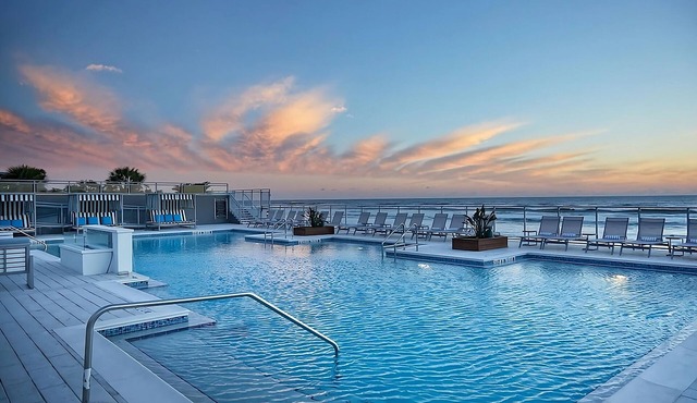 Indulge In Contemporary Comfort! 3 Family-friendly Units, City View, Pool