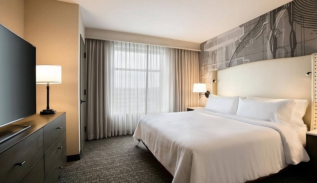 Indulge in Home Like Comfort! 2 Relaxing Units, Indoor Pool, Free Breakfast!