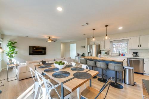 Inviting Columbus Home w/Deck: 7 Mi to Downtown!