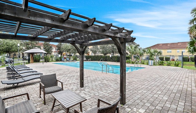 Inviting dog-friendly townhome with full kitchen, central AC, & W/D