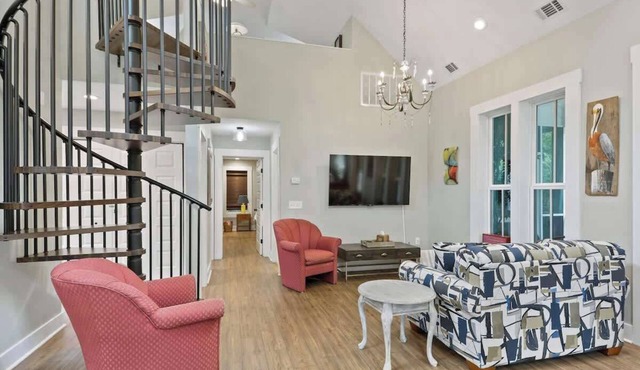 Isle of Hope Cottage w Historic Charm & Location!