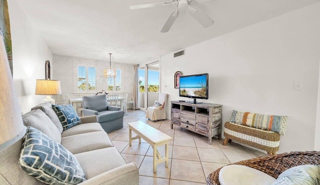 Jetty East 106B steps from beach, complimentary beach service!