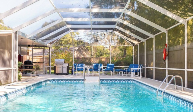 "Juniper Junction" - Covered Pool/Entertainer’s Dream/10 Minutes from Beach