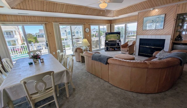 Just Off Beach Block Relaxing Family Stay w/5 bedroom, 3.5 bath, & L2 EV Charge