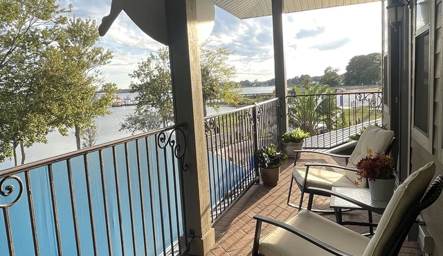Kalua Lake Loft ! 1 Bedroom - 1.5 Bath Overlooking Lake Dora