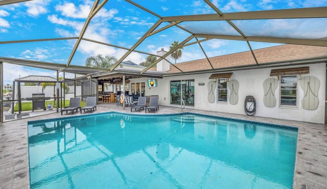 Kayaks/Waterfront/Sunsets/Pool