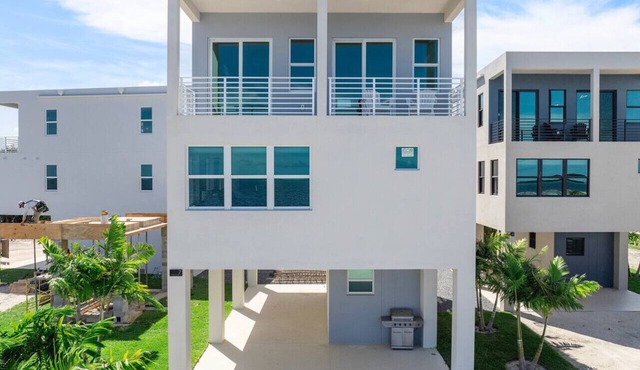 Key Largo Oasis Oceanfront with Pool & Hot Tub