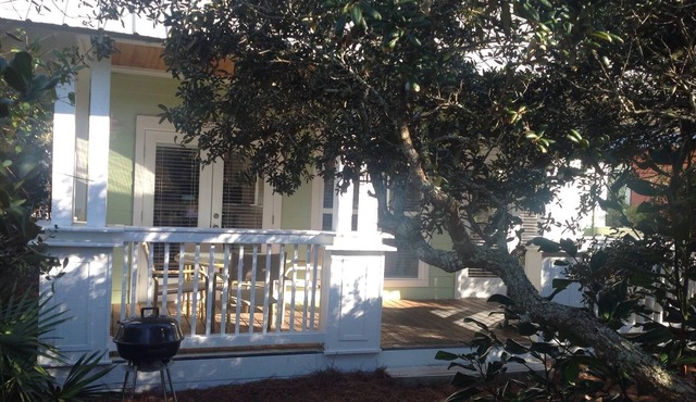 Key Lime - renovated, 3bd/2bth, Covered Porch/Pool/5 Min Walk to Set Up on Beach