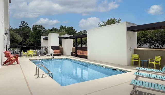 King 1BR Suite: Kitchenette, Pool & Gym Access | 3mi to Charleston Int'l Airport