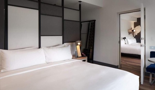 King Room Near Tennis Court by Luxury Bookings ORL