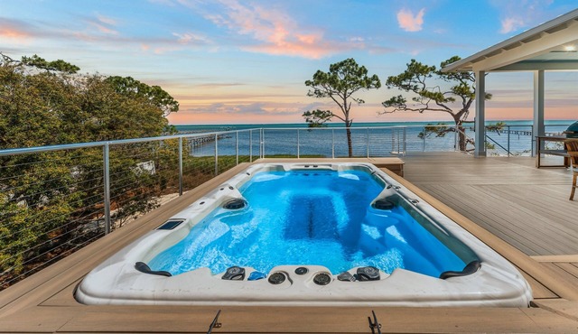 KING'S BAY - Bayfront 5-Bedroom House in N. Cape San Blas, FL with Beach Access