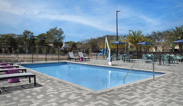 King Studio | BBQ, Outdoor Pool | 1.8 mi to Weston Town Center Shops + Breakfast