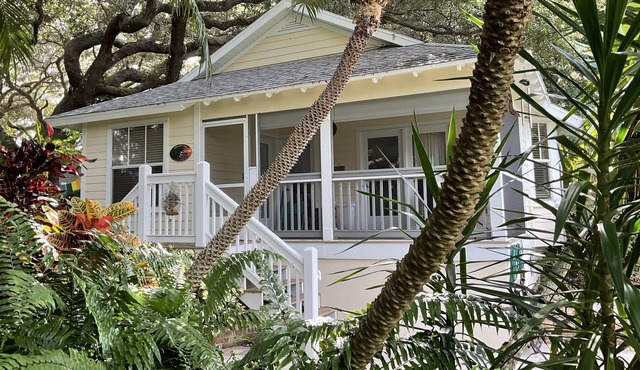 Kingfisher Cottage on Canal and two blocks to Ocean, amidst a tropical landscape