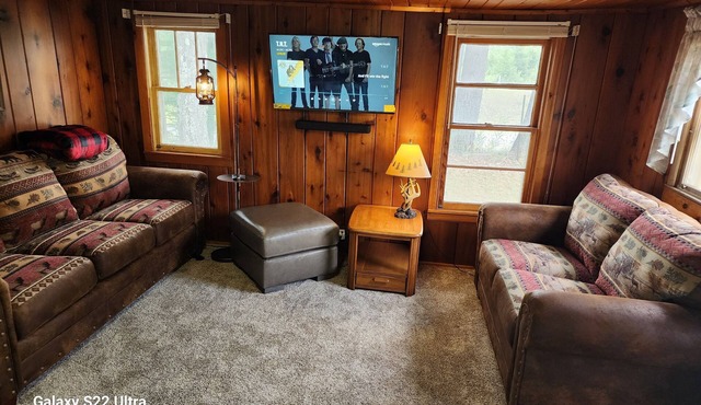 Knotty Pine Cabin: 2 bdrm, gas Fireplace, near great mushroom area & Thumb Lake!