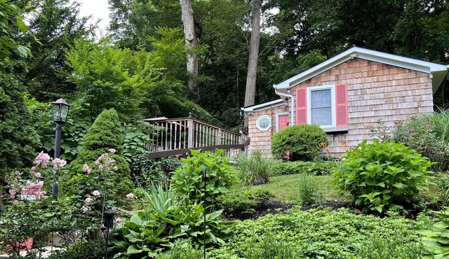 Kokomo Cottage, Cozy Beach Town Bungalow