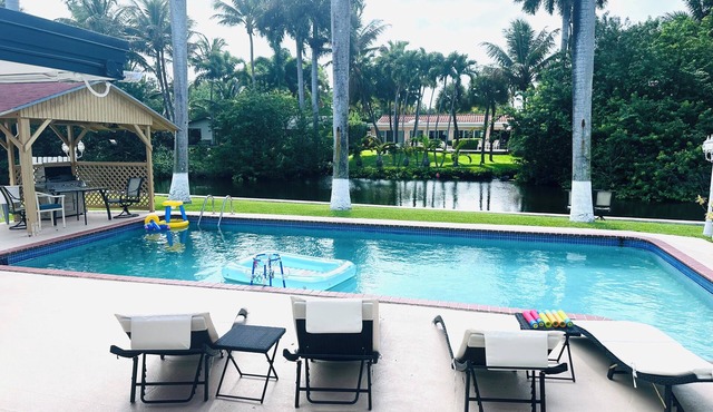 Kosher-Friendly Waterfront house with a pool. 80ft canal.