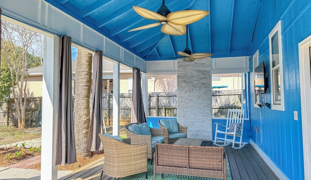 L👀K! 🌴"Kissing Palms"🌴Cottage - 1.5 Blocks from Gulf! 🐾 Pet-Friendly Fenced Yard