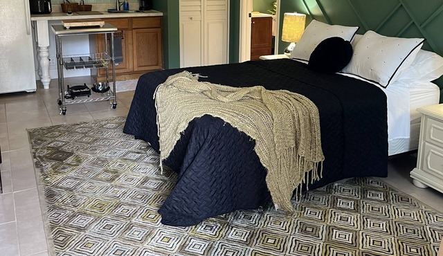 La Casita at Jupiter. Stylish private studio with side yard. Centrally located.