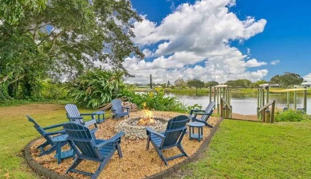 LaBelle Vie, "Riverfront Serenity" & Bamboo Trails on 3+ acres.