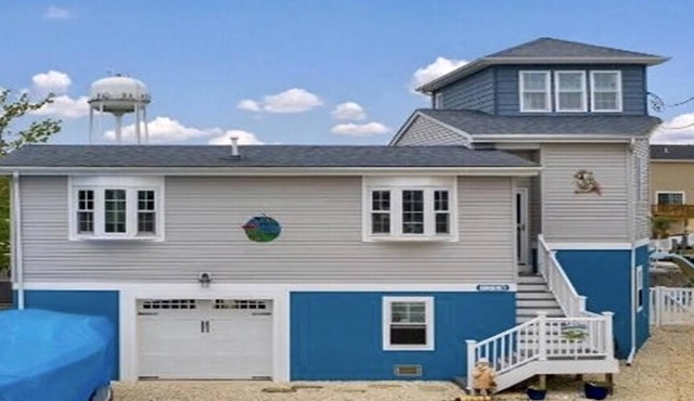 Lagoon Front rental short ride to open water e for your vacation pleasure. All.