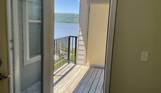 Lake Front Updated apartment with Amenities