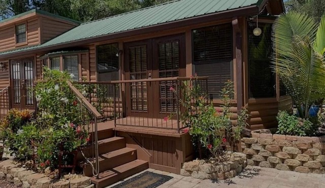 Lake Kerr Cabin in Salt Springs W/golf cart and water sports equipment.