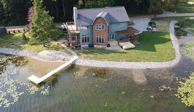 Lakefront 270 view, beach, hot tub, wineries! Fall is gorgeous here - BOOK NOW!