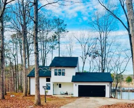 Lakefront 2BR Getaway